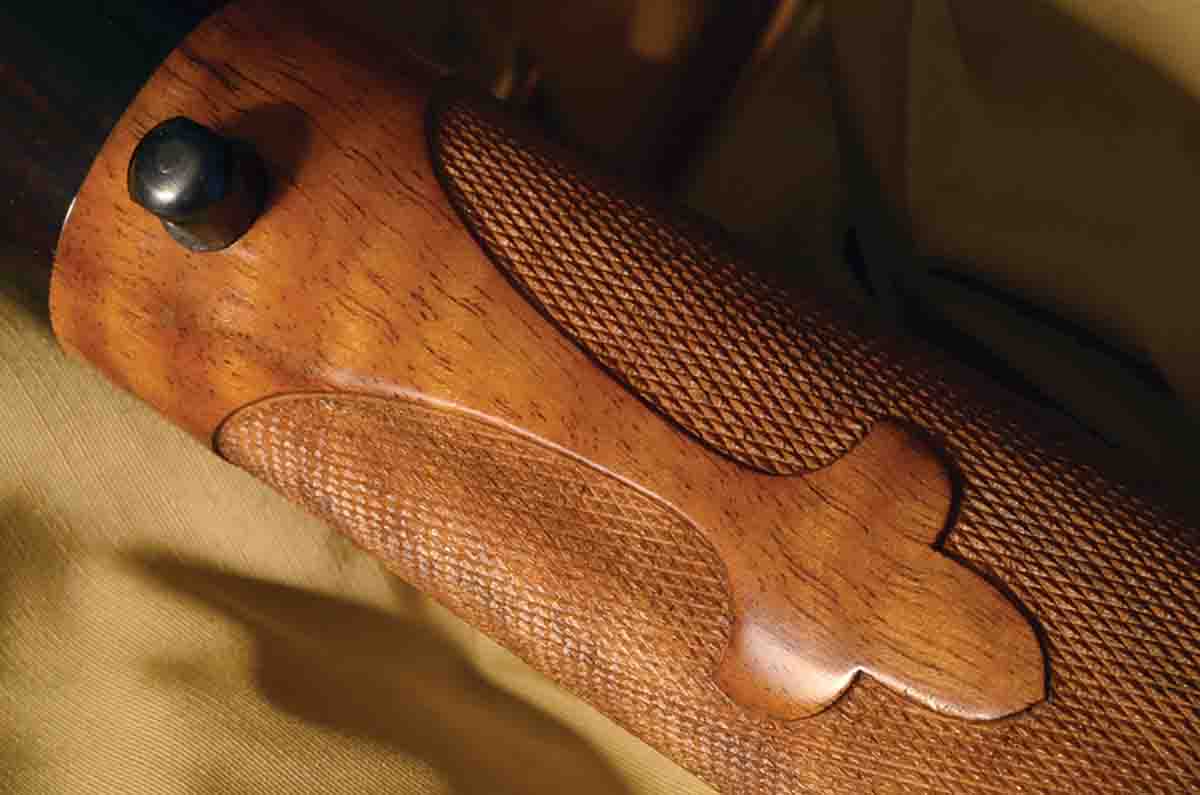 The forend checkering (26 lines to the inch) shows Biesen’s signature fleur-de-lis checkering pattern.